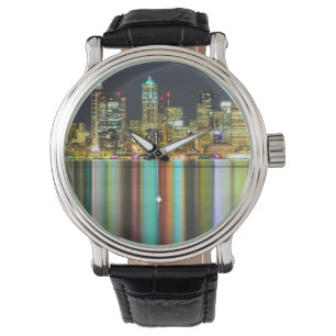 Reloj De Pulsera Horizonte de Seattle en la noche con la reflexión