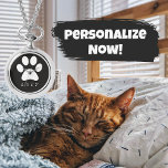 Reloj De Pulsera Impresión de la pata en blanco y negro con el nomb<br><div class="desc">Eleva el enlace que comparte con tu amado mascota con nuestra impresión en blanco y negro con tu reloj de nombres de Mascota. Celebra la conexión única que tienes con tu compañero de peluche personalizando este elegante reloj. Imprimido con un encantador diseño de papel y adornado con el nombre de...</div>