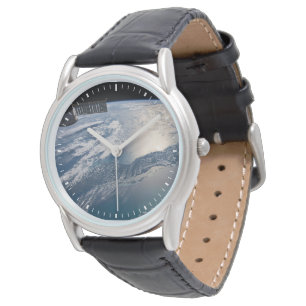 Reloj De Pulsera La Estación Espacial Internacional Sobre El Atlánt
