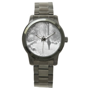 Reloj De Pulsera La gente en el parque en un día de invierno nevado