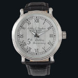 Reloj De Pulsera La madera rústica mira el quinto aniversario del B<br><div class="desc">El regalo clásico para el quinto aniversario es la madera. Con eso en mente hemos creado este diseño rústico de imitación de la madera moderna del quinto aniversario con números romanos, sus nombres y fecha boda. Diseño compuesto por Holiday Hearts Designs (derechos reservados). Si tiene alguna pregunta o necesita ayuda...</div>