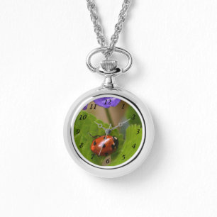 Reloj De Pulsera Ladybug sobre las dulces flores violetas