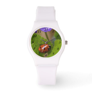 Reloj De Pulsera Ladybug sobre las dulces flores violetas