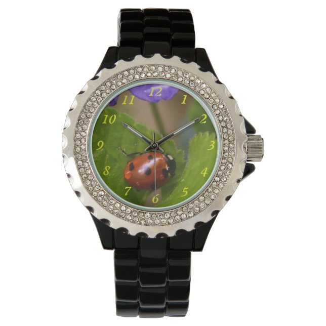 Reloj De Pulsera Ladybug sobre las dulces flores violetas (Anverso)