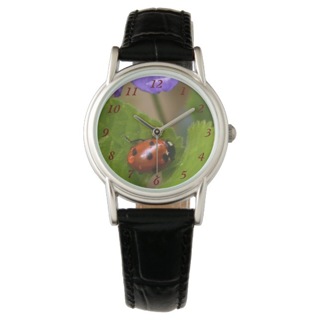 Reloj De Pulsera Ladybug sobre las dulces flores violetas (Anverso)