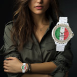 Reloj De Pulsera Las damas de las mujeres Bandera italiana Diamante<br><div class="desc">Un reloj de pulsera de diseño con esmalte blanco y nítido, adornado con diamantes de imitación. La cara del reloj está decorada con colores vivos de la bandera italiana: verde, blanco y rojo. Para hacerlo único tuyo, tu nombre está audazmente escrito con letras negras de bonito. Es una moda y...</div>