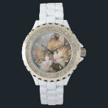 Reloj De Pulsera Madre Gato ama el plato de marcado para bebé gatit<br><div class="desc">La madre gata coge cariñosamente y lame su gatito joven con cuidado, ambos caras una al lado de la otra. La crianza mutua muestra la relación amistosa entre gatos. Este reloj diamante de imitación para mujeres con placa de marcado es una idea de regalo para los amantes del gato y...</div>