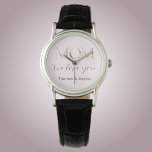 Reloj De Pulsera mamá nos encanta la escritura floral<br><div class="desc">Un encantador reloj de dama con MOM escrito en letras florales de bonito sobre fondo rosa suave,  completado con un dulce guion de "te queremos" y los nombres de los niños. Perfecto para un regalo materno.</div>