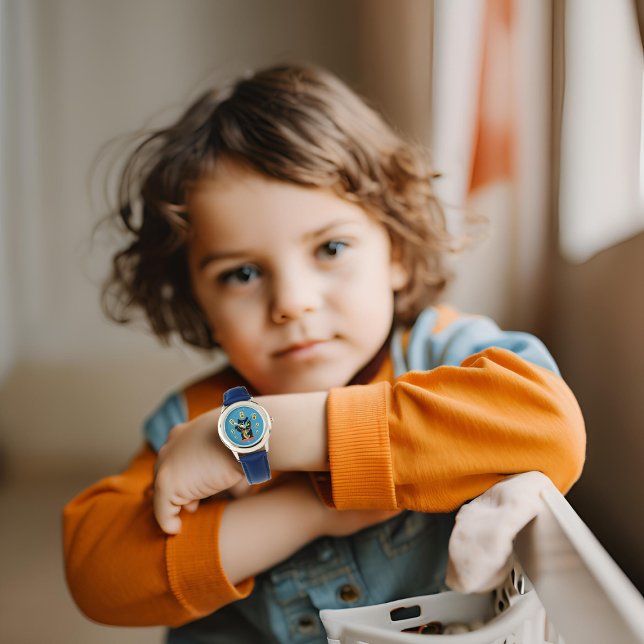 Reloj De Pulsera Maneki Neko Lucky Poilue Watch (A boy shows a Maneki Neko Lucky Poilue Watch. )