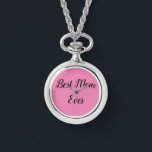 Reloj De Pulsera Mejor mamá que nunca texto rosa<br><div class="desc">La "mejor mamá de todos los tiempos" elegantemente estampada en una fuente vibrante destaca en un suave fondo rosa,  ofreciendo un sincero tributo a las matriarcas más preciadas en un diseño que es audaz y afectuoso a la vez.</div>