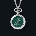 Reloj De Pulsera Monograma de script personalizado y cadena de nomb<br><div class="desc">El Monograma y Regalo de nombres personalizados presenta un monograma personalizado con estilo de tipo de letra blanco clásico y un nombre con estilo de tipo de letra serif clásico en blanco sobre fondo verde esmeralda. Perfecto como regalo de vacaciones,  favores de reunión familiar y para cualquier ocasión especial.</div>