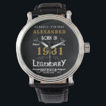 Reloj De Pulsera Nacido en 40 años 1981 Vintage Black<br><div class="desc">Un reloj único personalizado para esa persona especial de cumpleaños nacida en 1981 y que cumple 40 años. Añada el nombre a este diseño retro vintage de color negro, blanco y dorado para un regalo de 40 años personalizado. Edite fácilmente el nombre y el año con la plantilla proporcionada. Un...</div>
