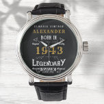 Reloj De Pulsera Nacido en 80 años 1943 Vintage Black personalizado<br><div class="desc">Un reloj único personalizado para esa persona especial de cumpleaños nacida en 1943 y que cumple 80 años. Añada el nombre a este diseño retro vintage de color negro, blanco y dorado para un regalo de cumpleaños 80 personalizado. Edite fácilmente el nombre y el año con la plantilla proporcionada. Un...</div>