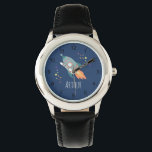Reloj De Pulsera Niños Personalizado de envío de cohete y niños con<br><div class="desc">Este lindo reloj azul y moderno para niños cuenta con un personalizado de un cohete, y puede ser personalizado con el nombre y el monograma de tus hijos. Con números claros y fácilmente legibles, este 'primer' reloj es genial para niños o niños recién empezando a aprender el tiempo. El diseño...</div>