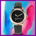 Reloj De Pulsera Nombre blanco Elegante Glam Rosa Dorado Black Band<br><div class="desc">Este elegante reloj de pulsera dorada de rosa de cristal elegante está decorado con un fondo negro, una banda negra y personalizado con tu nombre. Puede cambiar fácilmente el nombre y borrar las marcas de graduación blancas si lo desea. Qué maravilloso regalo moderno para ella - una dama de honor,...</div>