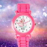 Reloj De Pulsera Nombre del chica rosa de la ballena sirvienta bajo<br><div class="desc">Presenta tu pequeña a la alegría de contar el tiempo con nuestro adorable reloj de chicas personalizado. Con un diseño delicioso de una dulce sirena chica nadando con una agradable ballena en un crujiente fondo blanco, este reloj es tan encantador como práctico. Diseño encantador: una linda sirena chica nadando con...</div>