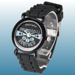 Reloj De Pulsera Nombre personalizado hermano mayor niños azul negr<br><div class="desc">¡Celebra el momento especial de convertirte en un hermano mayor con este reloj de niños personalizado! Con un diseño negro y azul claro, este reloj dice orgullosamente "Promocionado al Gran Hermano" con el nombre de su hijo en la cara. Es el regalo perfecto para cualquier nuevo hermano mayor, haciéndoles sentir...</div>