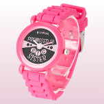 Reloj De Pulsera Nombre personalizado hermano mayor niños de color<br><div class="desc">¡Celebra el momento especial de convertirte en una hermana mayor con este reloj de niños personalizado! Con un diseño fresco en negro y rosa claro, este reloj dice orgullosamente "Promocionado a la Hermana Grande" con el nombre de su hija en la cara. Es el regalo perfecto para cualquier nueva hermana...</div>