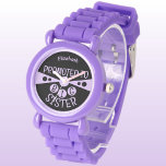 Reloj De Pulsera Nombre personalizado hermano mayor niños morados n<br><div class="desc">¡Celebra el momento especial de convertirte en una hermana mayor con este reloj de niños personalizado! Con un diseño negro fresco y morado claro, este reloj dice orgullosamente "Promocionado a la Hermana Grande" con el nombre de su hija justo en la cara. Es el regalo perfecto para cualquier nueva hermana...</div>