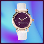 Reloj De Pulsera Nombre púrpura Glam Rosa Dorado White Band Writs<br><div class="desc">Este elegante reloj de pulsera de rosa dorado y elegante está decorado con un fondo púrpura berenjena, una banda blanca y personalizado con tu nombre. Puede cambiar fácilmente el nombre y eliminar las líneas de números blancos si lo desea. Qué maravilloso regalo moderno para una dama de honor, dama de...</div>