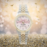 Reloj De Pulsera Nombre rosa del arco de la dama de honor<br><div class="desc">Un fondo rosa suave y rubio. Decorado con un gran arco. Personalice y agregue el nombre de su dama de honor. Guión de estilo manuscrito negro.</div>