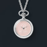 Reloj De Pulsera Nombre y monograma de la dama de honor personaliza<br><div class="desc">Elegante regalo de dama de honor personalizado con monograma personalizado en blanco elegante estilo tipo de letra de guión con el nombre de la dama de honor y el título en estilo clásico de letra serif en fondo rosa rubor. También perfecto para la criada de honor, madre de la novia...</div>