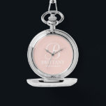 Reloj De Pulsera Nombre y monograma de la dama de honor personaliza<br><div class="desc">Elegante regalo de dama de honor personalizado con monograma personalizado en blanco elegante estilo tipo de letra de guión con el nombre de la dama de honor y el título en estilo clásico de letra serif en fondo rosa rubor. También perfecto para la criada de honor, madre de la novia...</div>