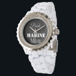 Reloj De Pulsera Orgulloso Marine Mom Watch<br><div class="desc">Felicitaciones, eres una mamá marina, tienes un hijo o hija en el Cuerpo de Marines de Estados Unidos que se graduó en el campamento y eres oficialmente madre de un marine. Eres patriota y te encanta alardear del USMC y del ejército. Así que ponte este reloj de pulgar blanco con...</div>