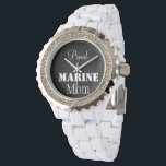 Reloj De Pulsera Orgulloso Marine Mom Watch<br><div class="desc">Felicitaciones, eres una mamá marina, tienes un hijo o hija en el Cuerpo de Marines de Estados Unidos que se graduó en el campamento y eres oficialmente madre de un marine. Eres patriota y te encanta alardear del USMC y del ejército. Así que ponte este reloj de pulgar blanco con...</div>