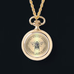 Reloj De Pulsera Oro de apicultor 100% PURO HECHO POR Abejas Abeja<br><div class="desc">El ilustracion de abejas de miel de época sobre un fondo de gradiente dorado metálico es impresionante en este hermoso reloj de pulsera metalizado dorado. ¡Ideal para promocionar tu nombre colmenar y productos de miel!</div>