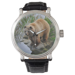 Reloj De Pulsera Oso junto a un lago