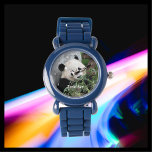 Reloj De Pulsera Panda gigante infantil, muñeca de correa de silico<br><div class="desc">La cara de este lindo reloj panda de niños es mi fotografía original tomada en Chengdu, China. Es un panda gigante adorable comiendo bambú. ¡Qué gran Navidad o regalo de cumpleaños para un niño que ama los pandas! Se puede personalizar con el nombre del niño, o se puede eliminar el...</div>