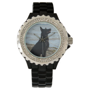 Reloj De Pulsera Pastor alemán negro de la laca en la playa