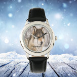 Reloj De Pulsera Personalizado lobo cara cabeza salvaje nombre de b<br><div class="desc">Acercamiento de una cabeza de lobo en un bosque de invierno nórdico muy escandinavo. Una cara agradable y simpática casi sonriente. Un animal con la piel en negro,  blanco y marrón. Plantilla para su nombre. Eliminar con la tecla de retroceso si desea el reloj sin nombre.</div>
