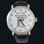 Reloj De Pulsera Personalizado Monograma Mejor Boda de encaje mascu<br><div class="desc">Este reloj único está diseñado como un regalo para tu Mejor Hombre. Incluye el monograma / inicial; nombre y fecha de boda. Hay incluso una capa única del monograma — miren de cerca y verán tres colores, lo que le da la sensación de profundidad. Forma especial de agradecerle por ser...</div>