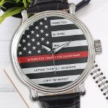 Reloj De Pulsera Personalizado Servicio de bomberos y bomberos jubi<br><div class="desc">Celebra y muestra tu aprecio a un destacado bombero con este reloj de bomberos delgado de línea roja o aniversario - diseño de bandera estadounidense con colores de bandera de bomberos en un moderno diseño negro y rojo . Perfecto para premios de bomberos y regalos de retiro de bomberos y...</div>