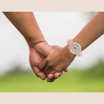Reloj De Pulsera Pingüinos pequeños rosados con nombre e iniciales<br><div class="desc">En el encantador mundo de nuestro "Cute Pingüinos Rosa con Nombre y Vigilancia de Iniciales", cada mirada a la muñeca se convierte en un viaje de alegría y conexión personal. Imaginen a una chica bilingüe recibiendo este reloj como regalo, y sus ojos se iluminan ante la vista de lindos pingüinos...</div>