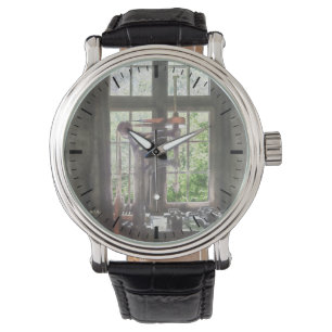 Reloj De Pulsera Prensa taladradora junto a la ventana