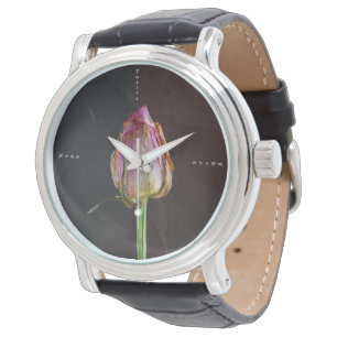 Reloj De Pulsera Rosa viejo en pizarra