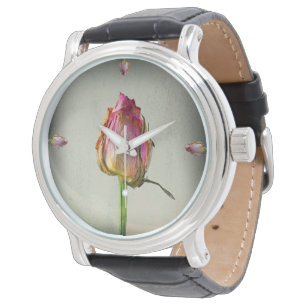 Reloj De Pulsera Rosa viejo sobre papel