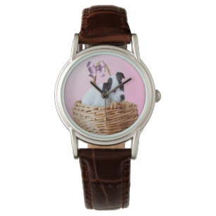 Reloj De Pulsera Staffordshire Puppy En Una Cesta,