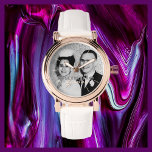 Reloj De Pulsera Su nombre de foto Rosa muñeca de banda blanca para<br><div class="desc">Este elegante reloj de pulsera para mujeres de rosa dorado glam está decorado con una banda blanca y personalizado con tu nombre y tu foto . Puede cambiar fácilmente el nombre y borrar las marcas de marca de número si lo desea. Qué maravilloso regalo moderno y elegante para una dama...</div>