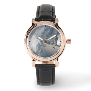Reloj De Pulsera Sunglint En Las Aguas De La Tierra.