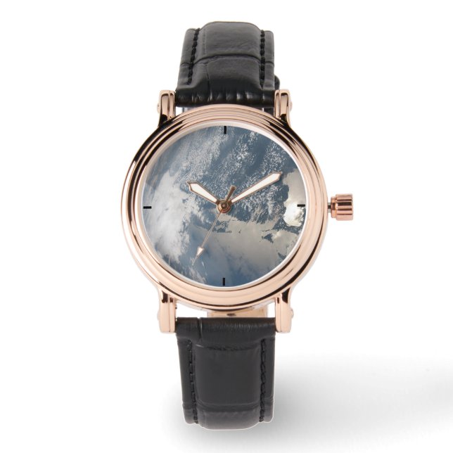 Reloj De Pulsera Sunglint En Las Aguas De La Tierra. (Anverso)