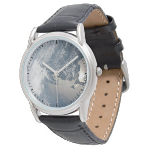 Reloj De Pulsera Sunglint En Las Aguas De La Tierra.