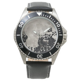 Reloj De Pulsera Superluna detrás de hojas negras