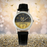 Reloj De Pulsera Sweet 16 nombre de monograma dorado negro<br><div class="desc">Elegante, clásico, glamuroso y femenino. Una imitación de un arco de color dorado y una cinta con un purpurina dorado y brillo, un poco de ostentación y lujo para un regalo de cumpleaños o un placer. Fondo negro. Plantillas para su nombre, y edad 16. El nombre está escrito con una...</div>