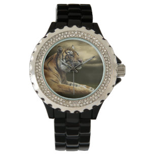 Reloj De Pulsera Tigres mirando y sentados bajo un cielo dramático