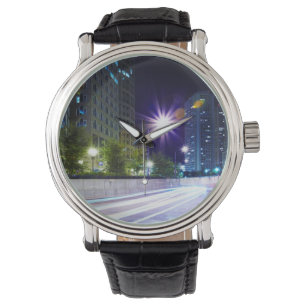 Reloj De Pulsera Tráfico borroso en la noche