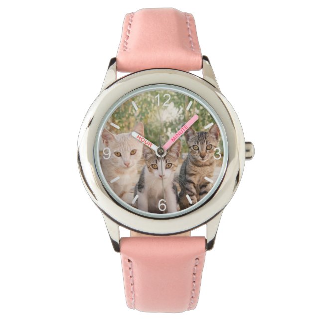 Reloj De Pulsera Tres jovenes gatitos se sientan amigables juntos (Anverso)